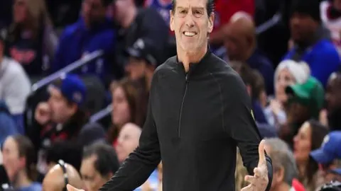 科比雕像前缅怀往昔，32岁欧文刮须重返湖人赛场：再现少年英姿