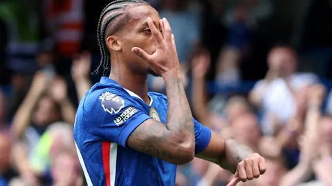 广州德比战：成都蓉城2-1险胜广州城，罗慕洛远射破门吴贵超击中门柱